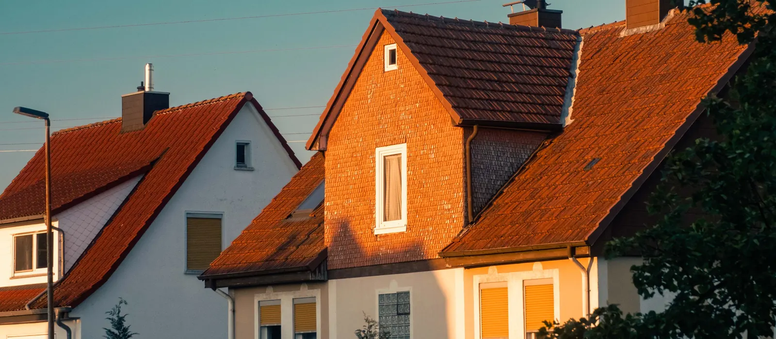 Einfamilienhäuser im Abendlicht
